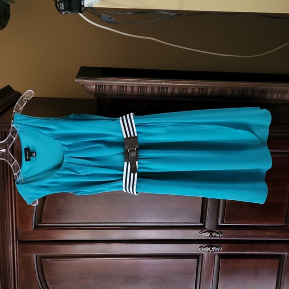Sleeveless teal dress with belt - Picture 2 of 5